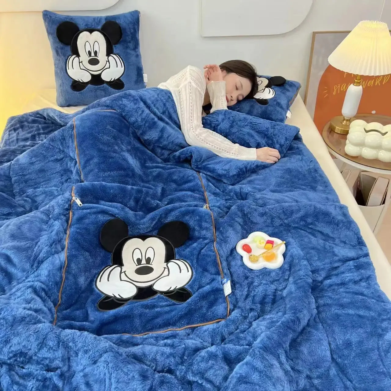 CozyNest – Decke mit Kissen 2-in-1 Plüschdesign – für Zuhause & Reisen