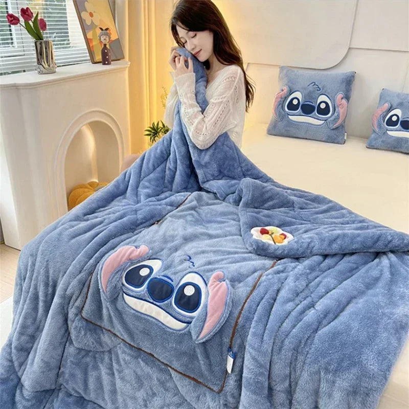 CozyNest – Decke mit Kissen 2-in-1 Plüschdesign – für Zuhause & Reisen
