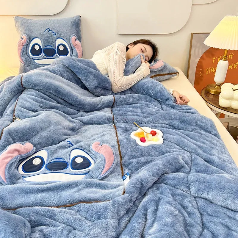 CozyNest – Decke mit Kissen 2-in-1 Plüschdesign – für Zuhause & Reisen
