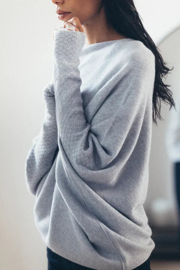 Modischer asymmetrischer Pullover mit Drapierungen - Inara