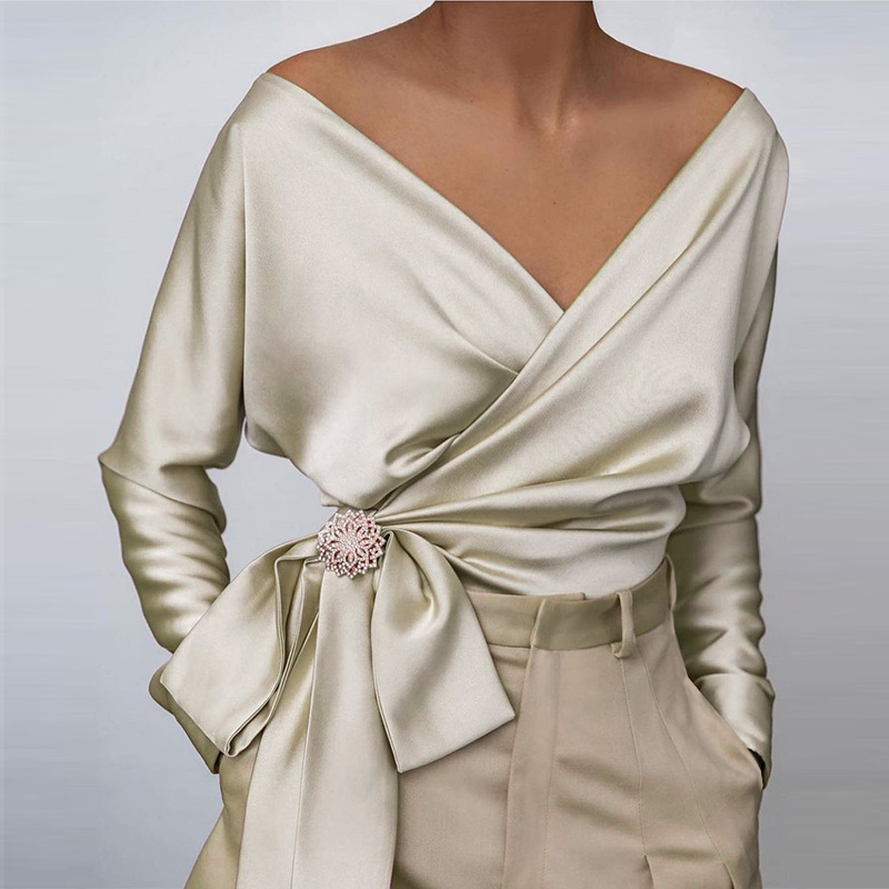 Elegantes Satin-Top mit V-Ausschnitt und Bindegürtel - Nerio