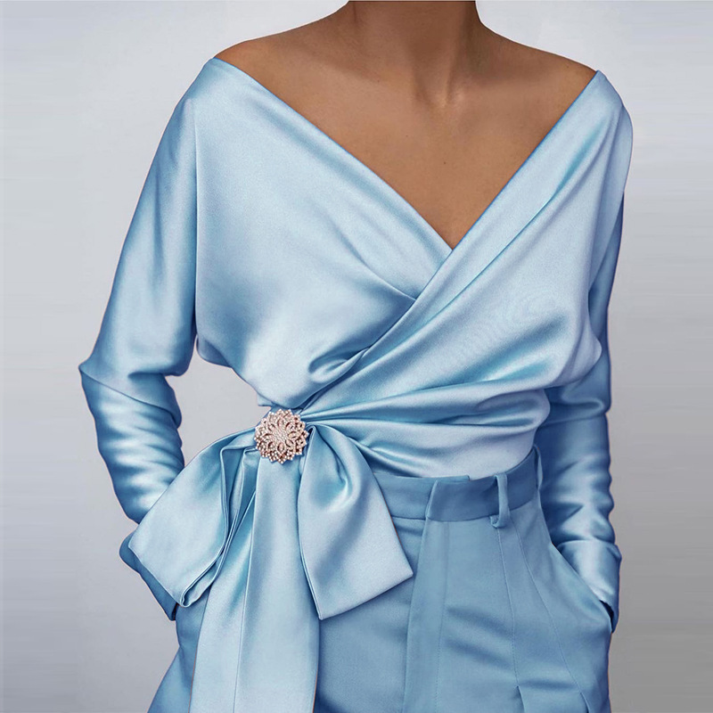 Elegantes Satin-Top mit V-Ausschnitt und Bindegürtel - Nerio