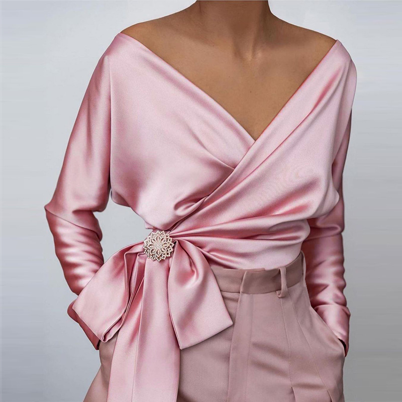 Elegantes Satin-Top mit V-Ausschnitt und Bindegürtel - Nerio