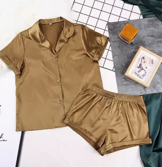 Pyjama-Set mit lebhaftem tropischem Druck aus Satin - Ilisha