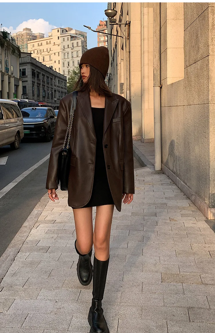 Stilvoller brauner, locker sitzender Blazer aus PU-Leder - Yaira