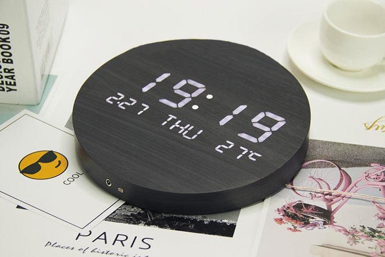 Svenna – Skandinavische Wanduhr – Minimalistisches Digitales Batteriedesign