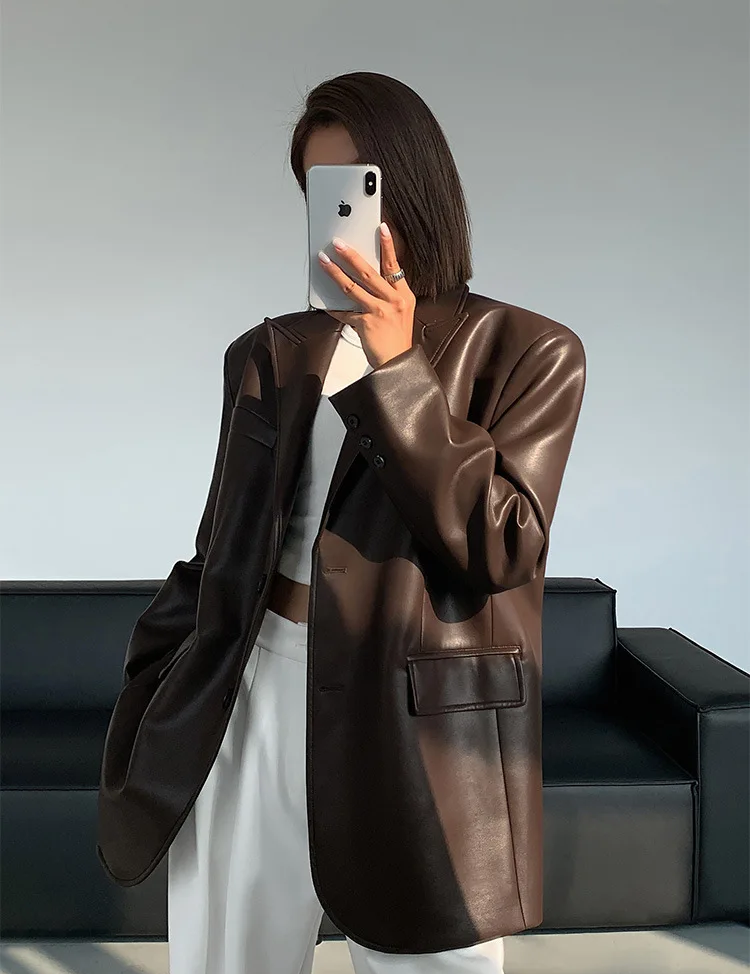 Stilvoller brauner, locker sitzender Blazer aus PU-Leder - Yaira