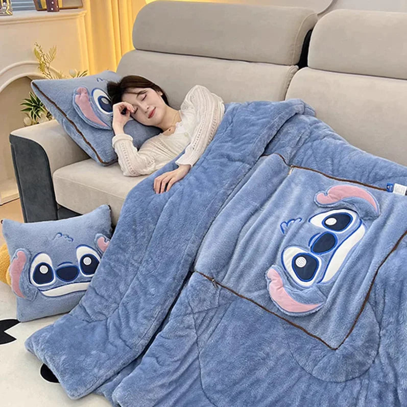 CozyNest – Decke mit Kissen 2-in-1 Plüschdesign – für Zuhause & Reisen