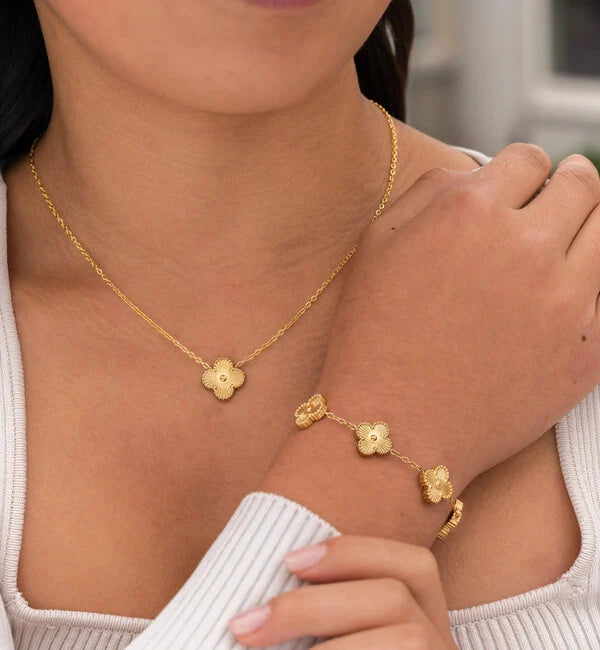 Julia Schmuckset – Zarte Symbolik trifft goldene Eleganz
