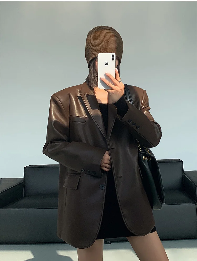 Stilvoller brauner, locker sitzender Blazer aus PU-Leder - Yaira